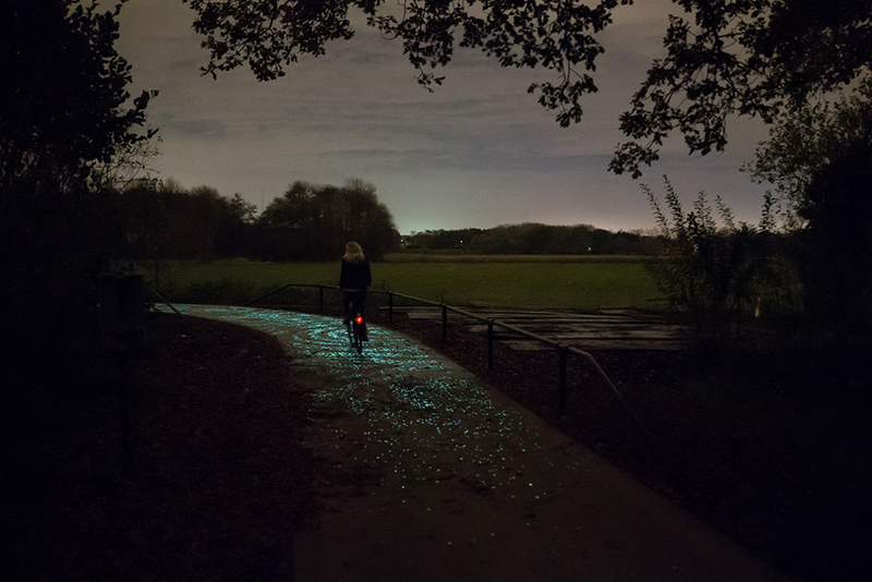 Illustration for article titled The World's First Glow-in-the-Dark Bike Path Glimmers a Ghostly Green